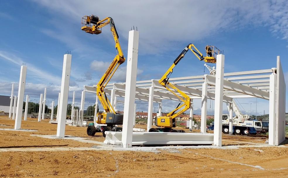 Imagen de las obras para el nuevo macrocomercio de Decathlon en León capital en el polígono de La Granja junto al 'Reino de León'. 