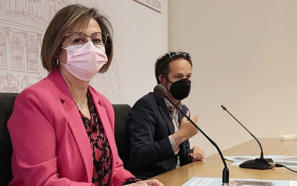 Galería. La concejala de Cultural del Ayuntamiento de León, Evelia Fernández, y el editor Héctor Escobar, presentan una nueva edición de la Feria del Libro.