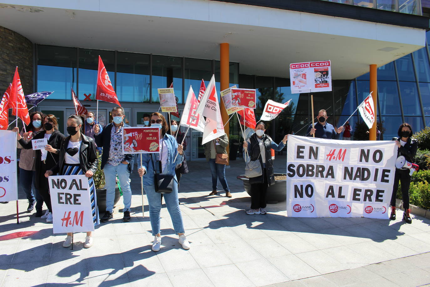 Los empleados de la multinacional sueca de H&M vuelven a concentrarse contra un Ere que conlleva 17 despidos en las dos tiendas de León y Ponferrada.