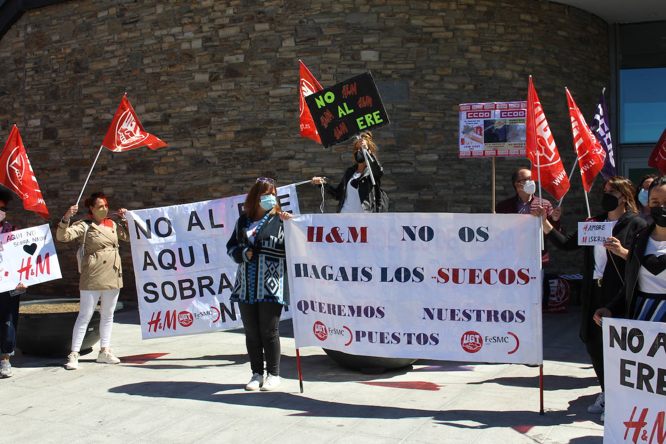 Los empleados de la multinacional sueca de H&M vuelven a concentrarse contra un Ere que conlleva 17 despidos en las dos tiendas de León y Ponferrada.