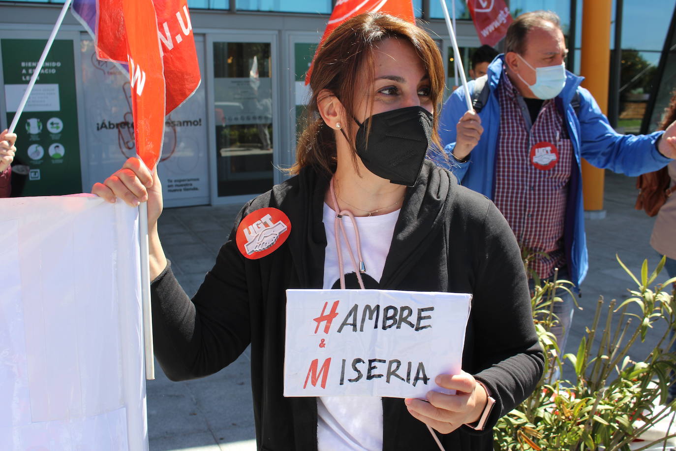 Los empleados de la multinacional sueca de H&M vuelven a concentrarse contra un Ere que conlleva 17 despidos en las dos tiendas de León y Ponferrada.