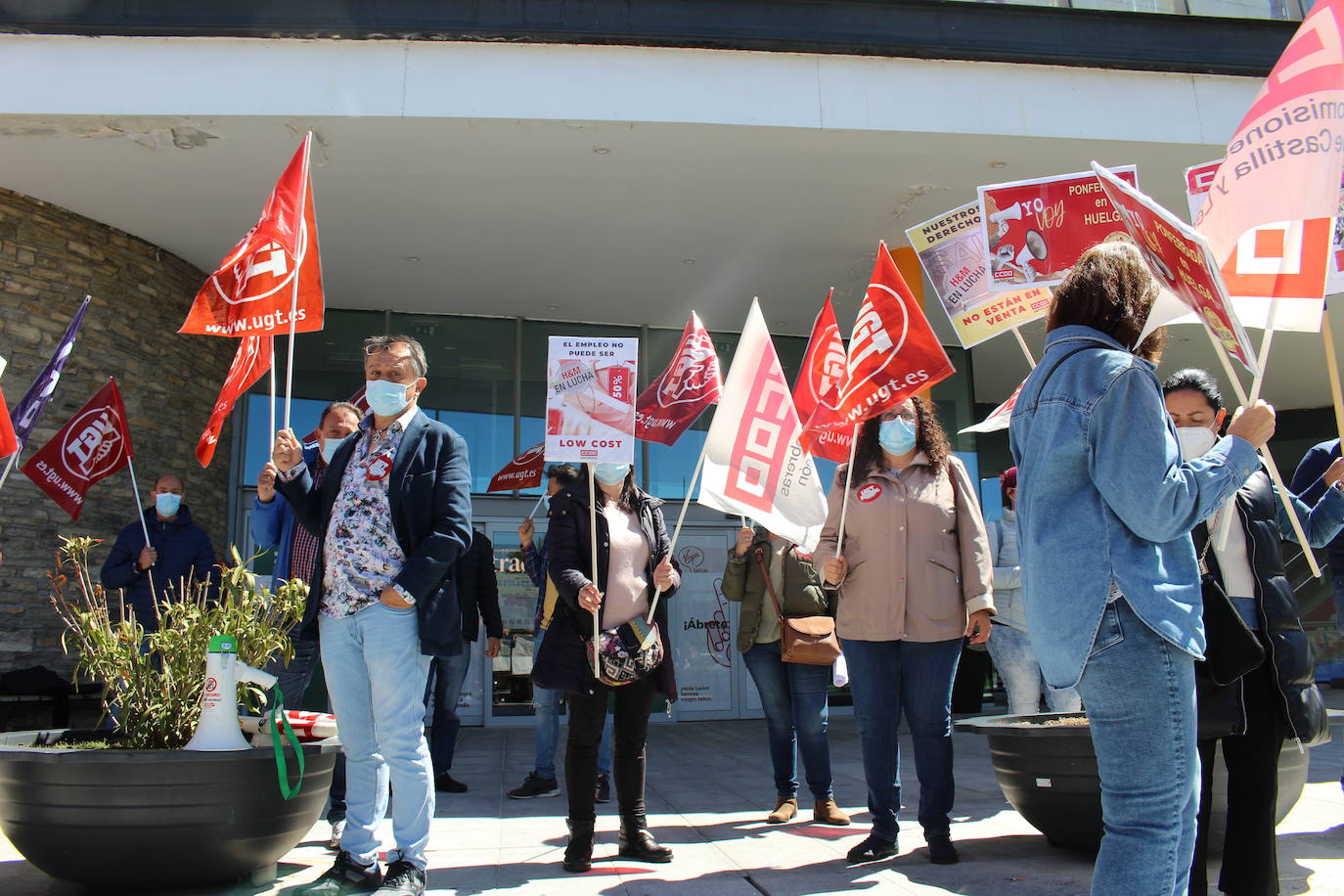 Los empleados de la multinacional sueca de H&M vuelven a concentrarse contra un Ere que conlleva 17 despidos en las dos tiendas de León y Ponferrada.