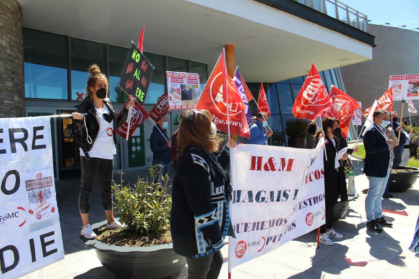 Los empleados de la multinacional sueca de H&M vuelven a concentrarse contra un Ere que conlleva 17 despidos en las dos tiendas de León y Ponferrada.