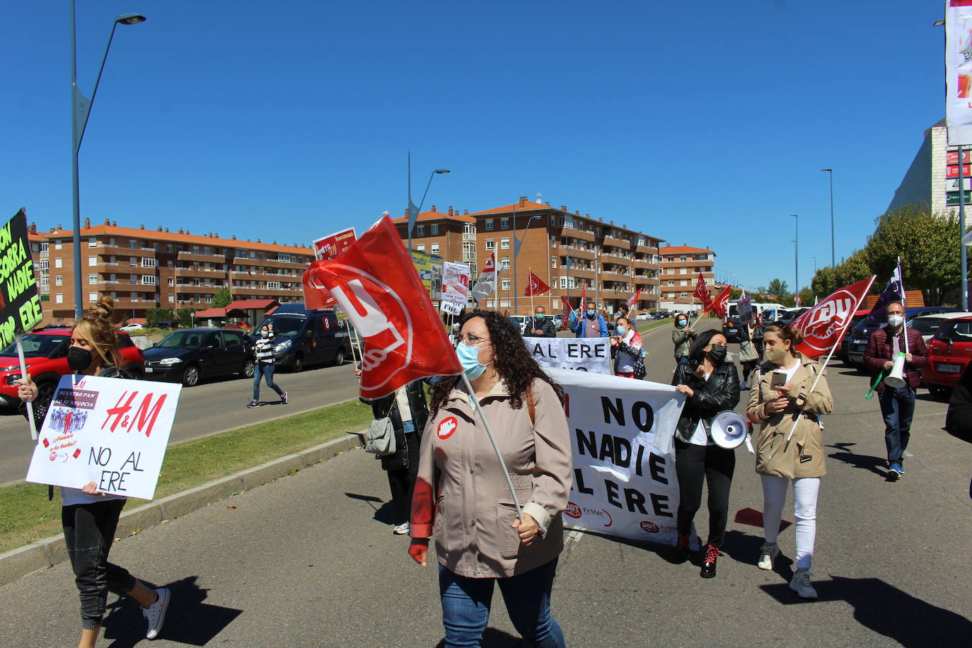 Los empleados de la multinacional sueca de H&M vuelven a concentrarse contra un Ere que conlleva 17 despidos en las dos tiendas de León y Ponferrada.