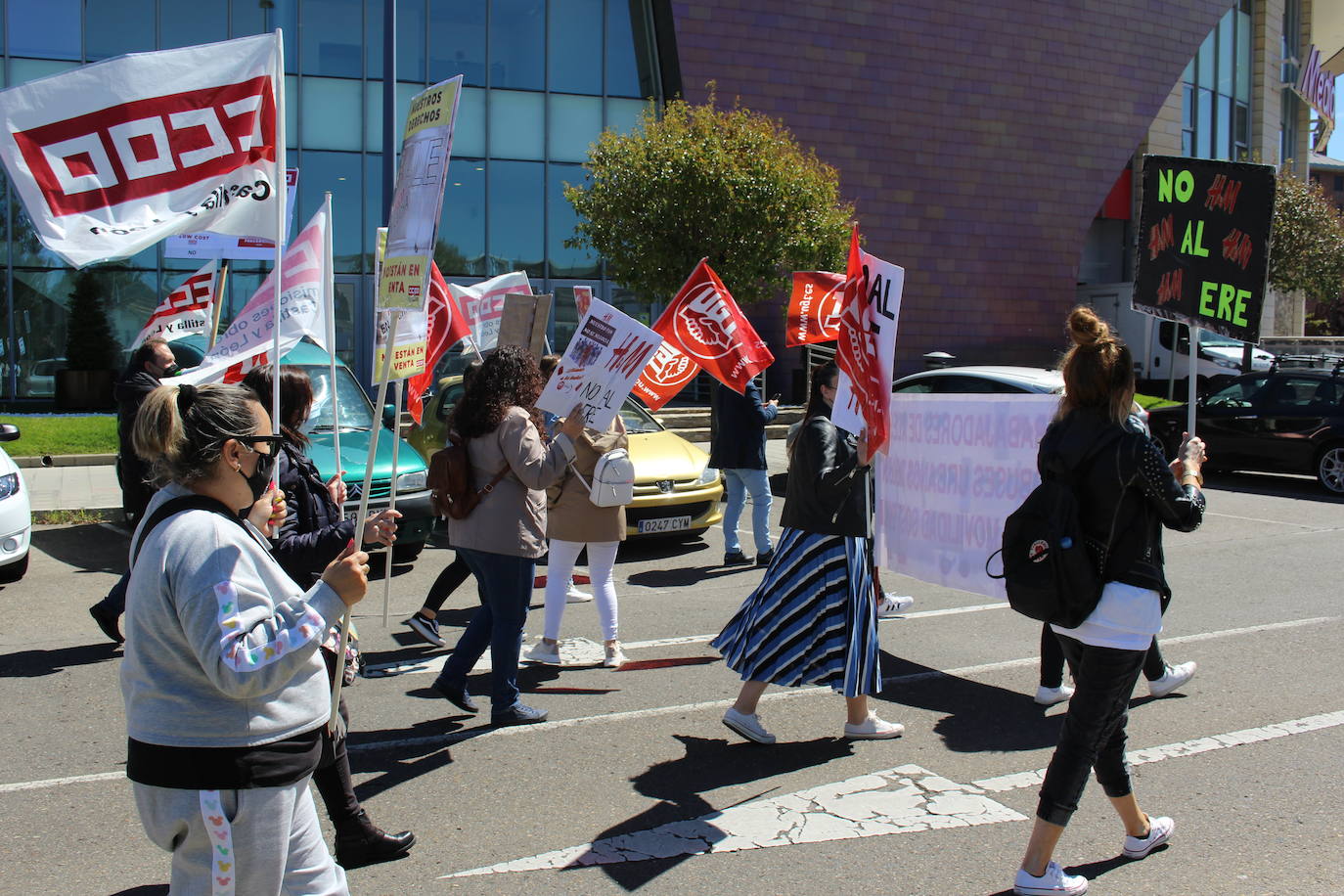 Los empleados de la multinacional sueca de H&M vuelven a concentrarse contra un Ere que conlleva 17 despidos en las dos tiendas de León y Ponferrada.