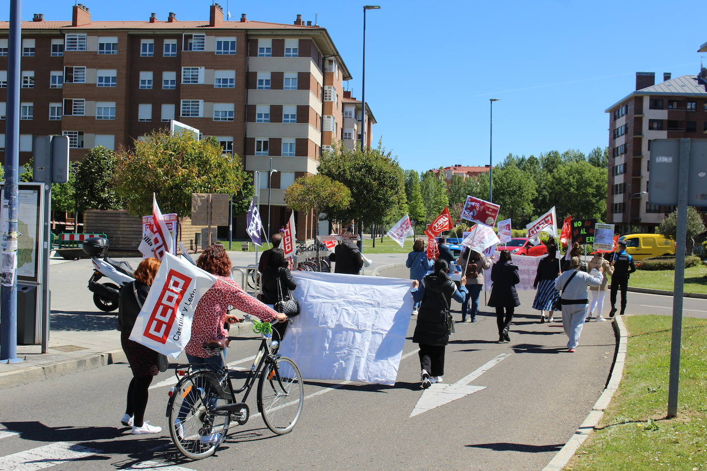 Los empleados de la multinacional sueca de H&M vuelven a concentrarse contra un Ere que conlleva 17 despidos en las dos tiendas de León y Ponferrada.