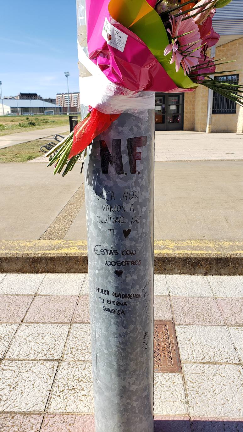 Los universitarios leoneses rinden homenaje a su compañero fallecido tras ser apuñalado de madrugada en las inmediaciones del pabellón de La Torre.