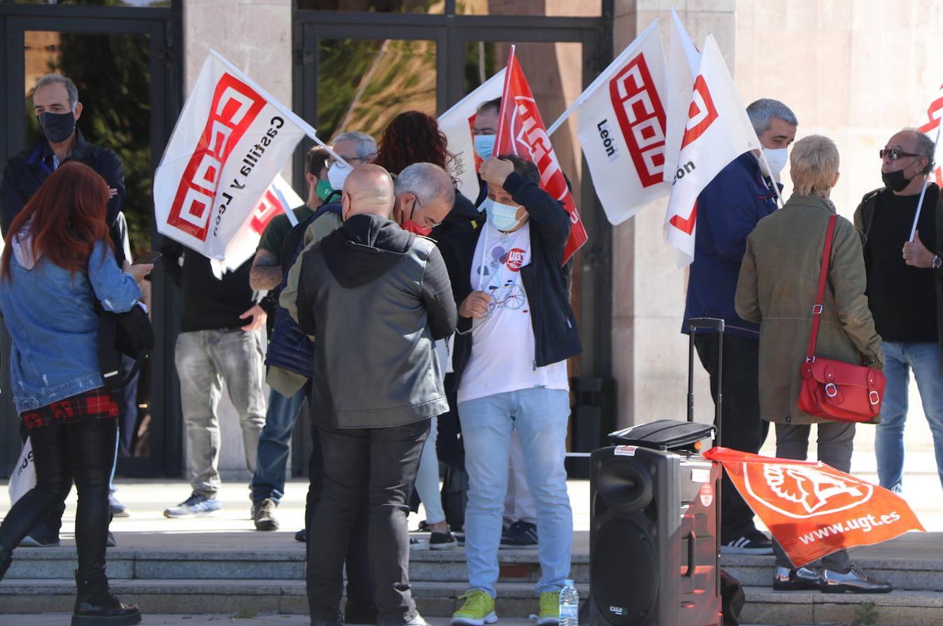 Los trabajadores de Laboratorios Ovejero apoyan a su llegada a la reunión al Grupo Labiana que es recibido entre aplausos