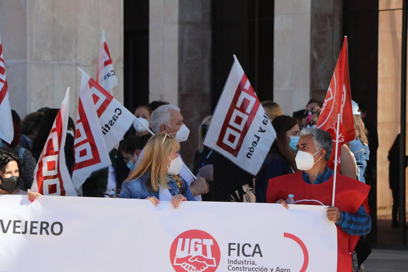 Los trabajadores de Laboratorios Ovejero apoyan a su llegada a la reunión al Grupo Labiana que es recibido entre aplausos