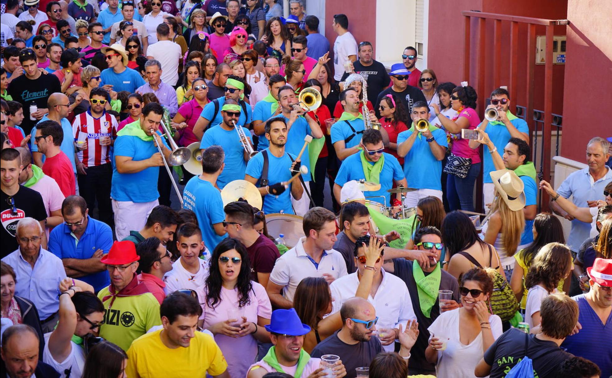 Una multitud, en su mayoría jóvenes peñistas, durante la Bajada del Palillo de Castronuño.