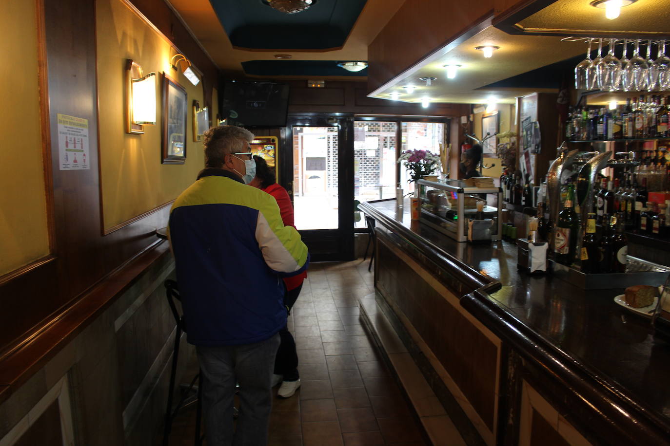 Los leoneses celebran la reapertura del interior de la hostelería en la ciudad.