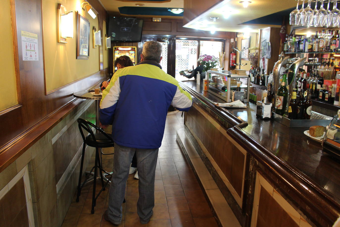 Los leoneses celebran la reapertura del interior de la hostelería en la ciudad.