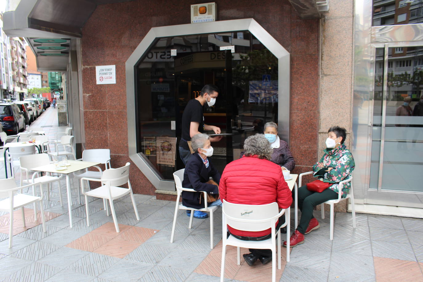 Los leoneses celebran la reapertura del interior de la hostelería en la ciudad.