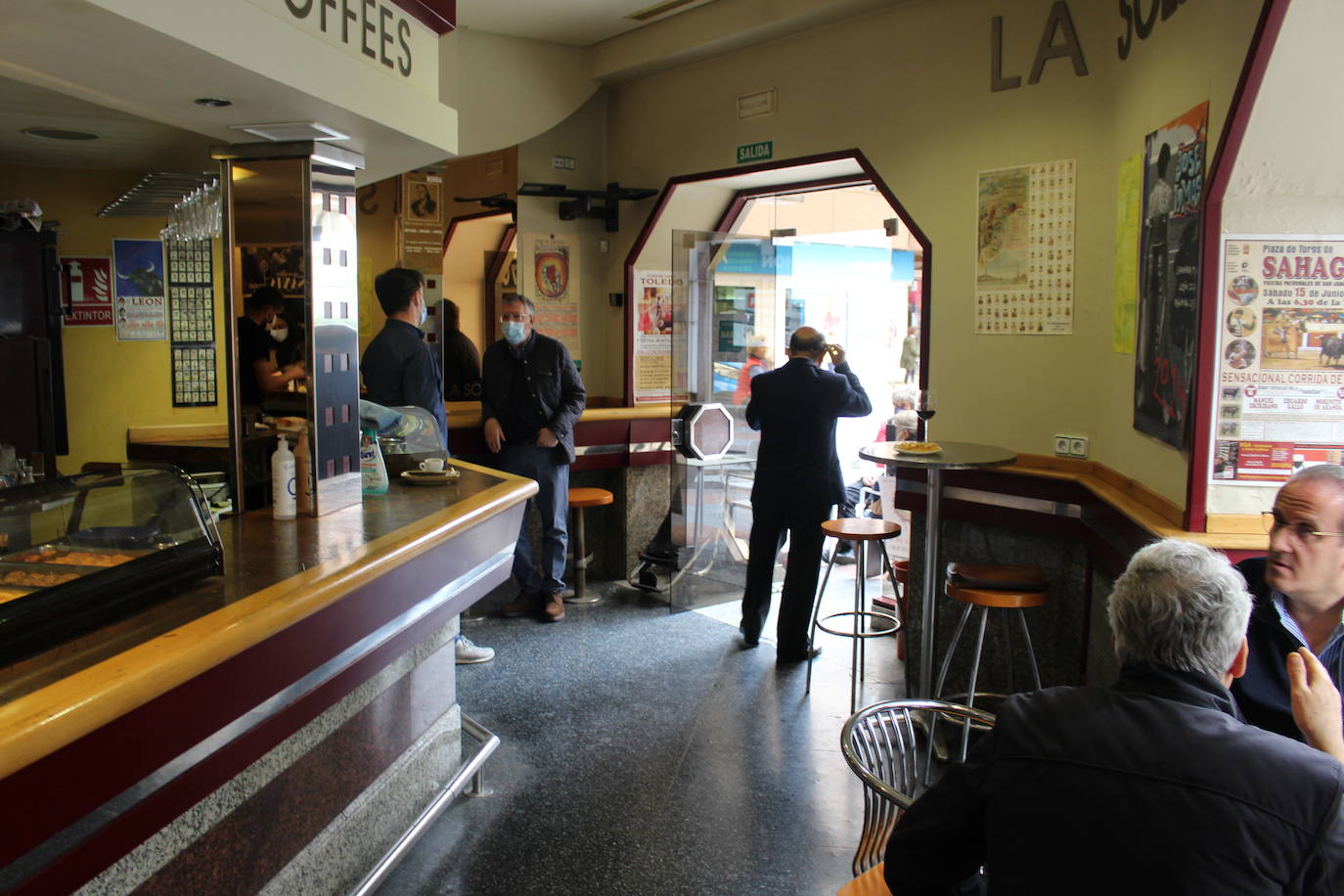 Los leoneses celebran la reapertura del interior de la hostelería en la ciudad.