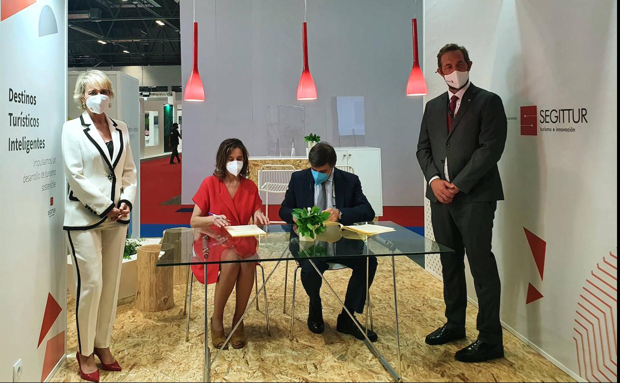 Firma del convenio de colaboración entre ambas partes.