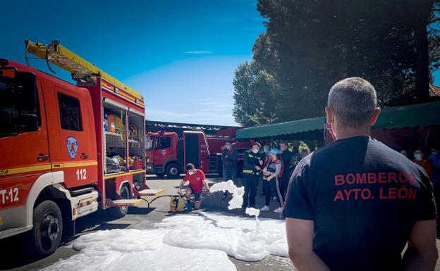 Bomberos de León durante la visita guiada de pacientes de Santa Isabel.