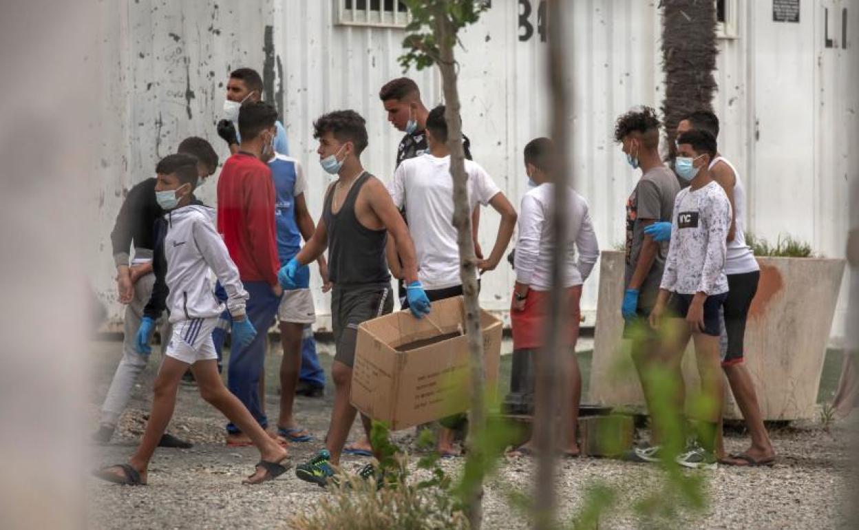 Varios menores en el interior del albergue de Piniers a donde han sido trasladados algunos de los 850 menores inmigrantes que permanecen en la ciudad española de Ceuta 