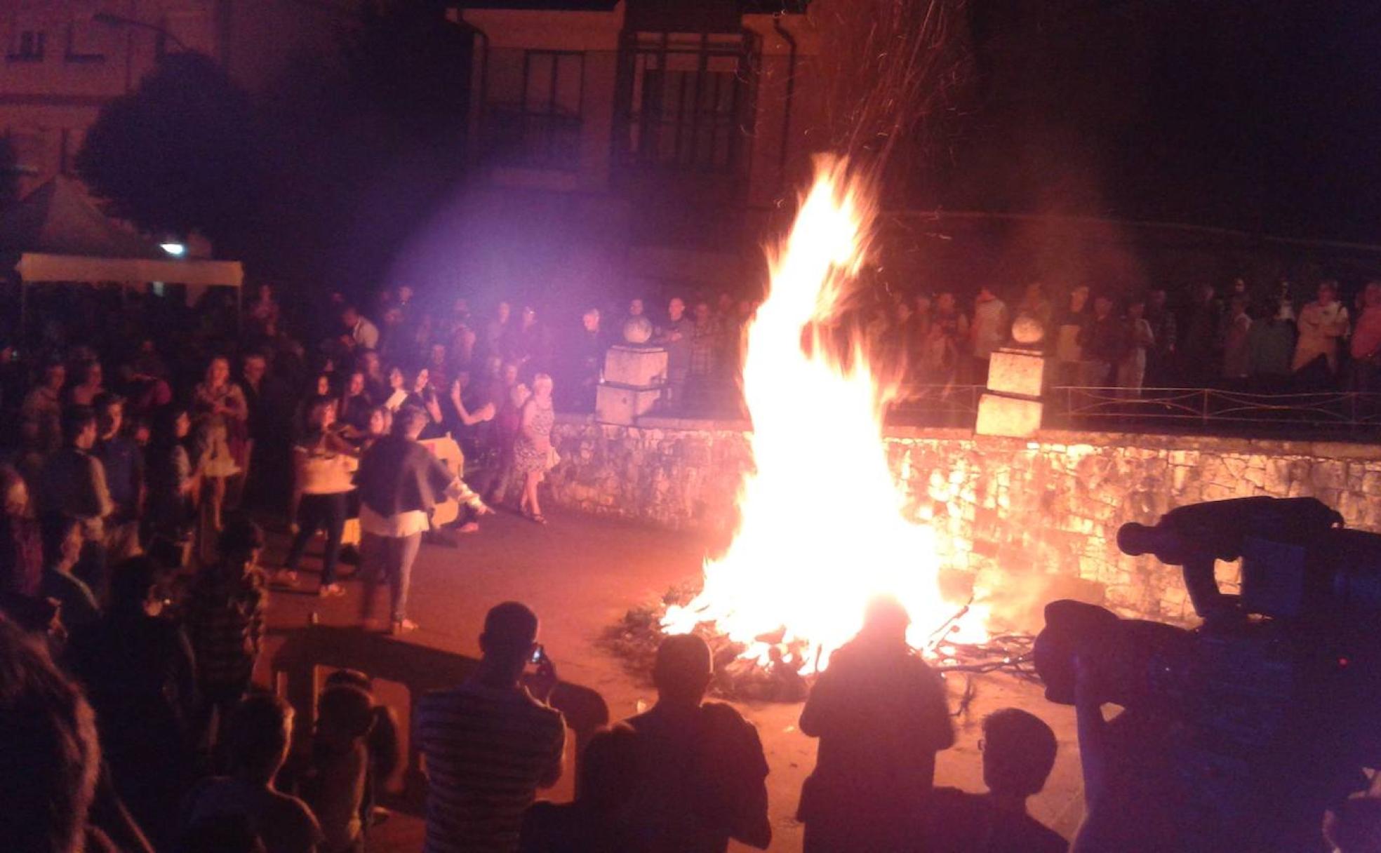 Gran hoguera de la noche de San Juan en Toreno.