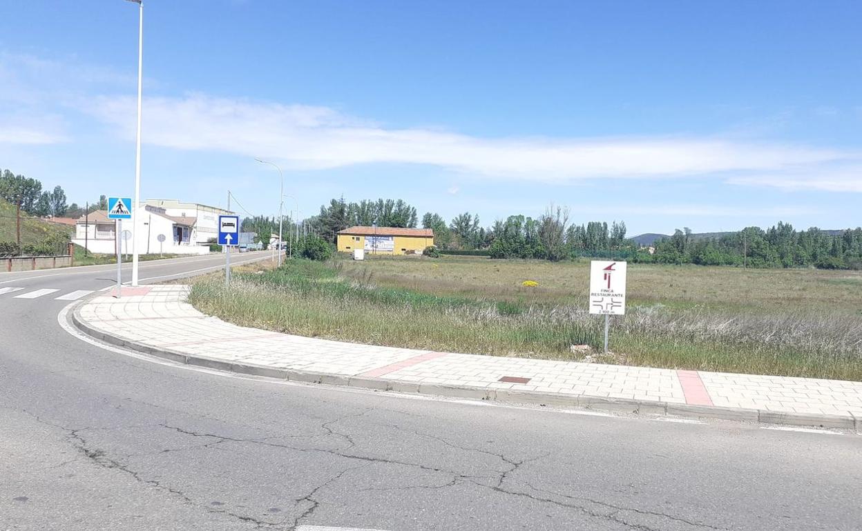 Imagen de la parcela en la que se ubicará el nuevo supermercado en la localidad de Sariegos. 