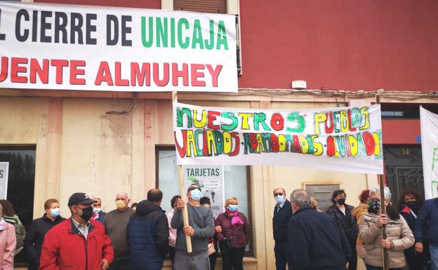 Galería. Los vecinos de Puente Almuhey, contra el cierre de su única sucursal bancaria.