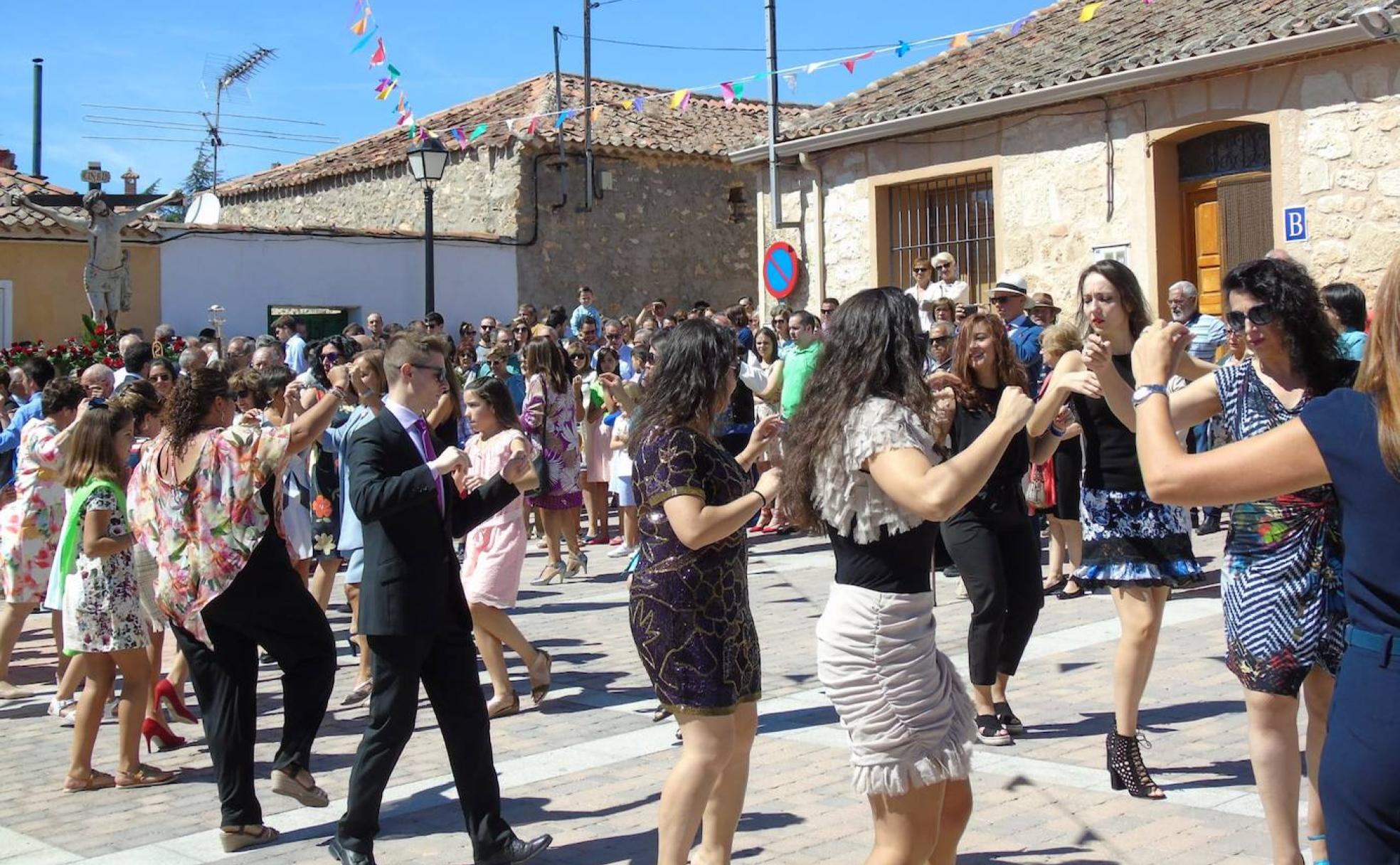 Los vecinos bailan ante el Santo Cristo de las Lumbreras.