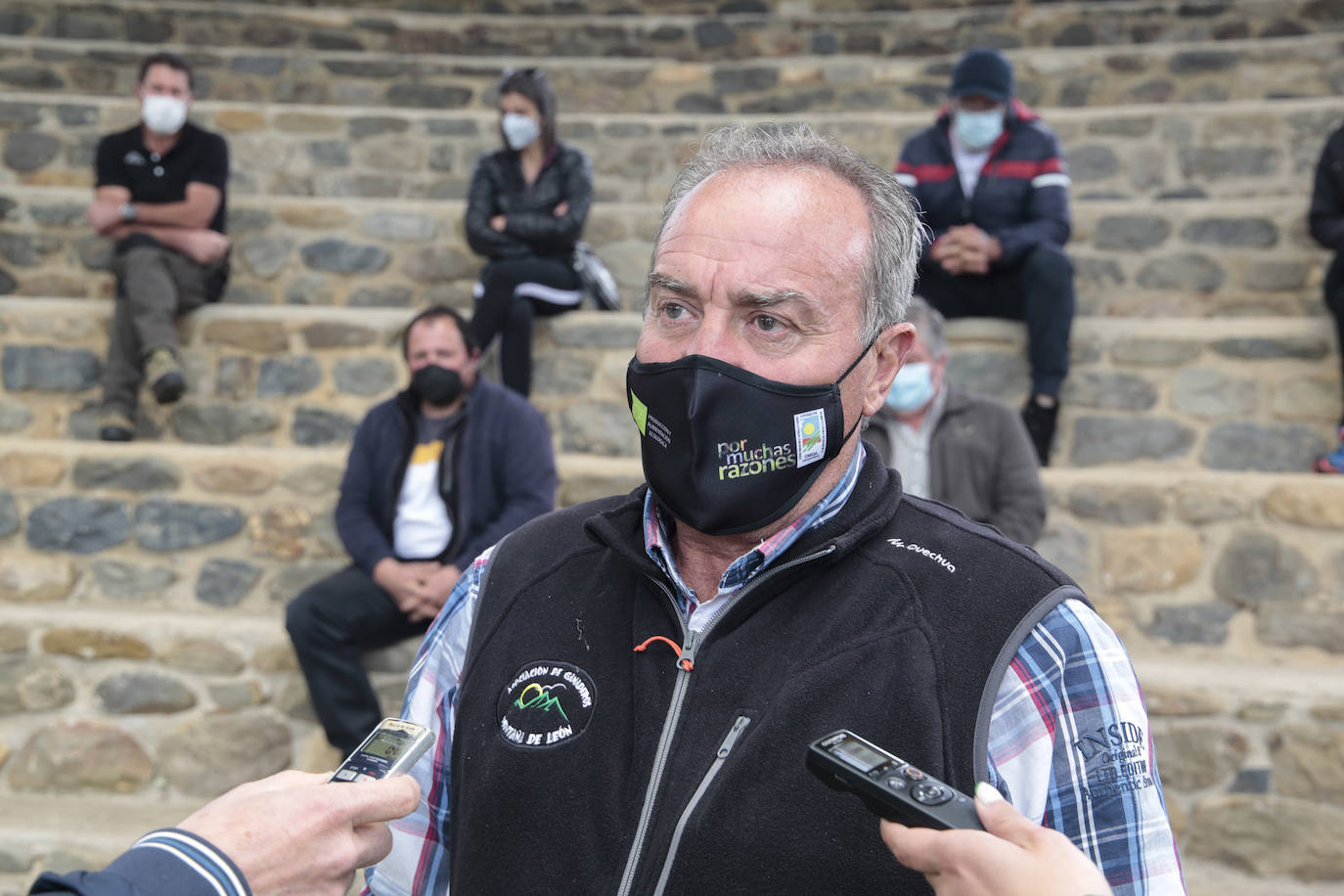 La Asociación de Ganaderos de la Montaña Leonesa pide en Riaño (León) medidas de protección contra los ataques del lobo. En la imagen, el presidente, Arsenio Rodríguez.