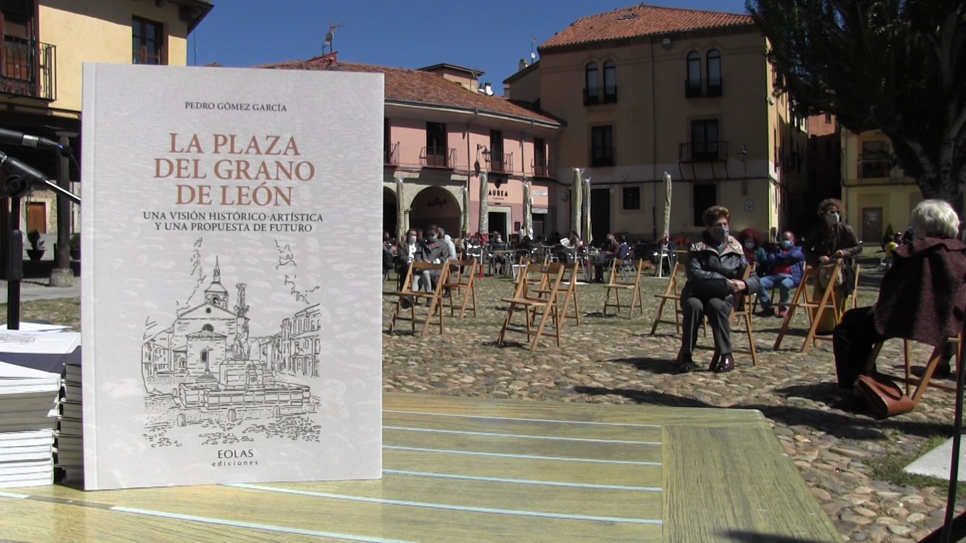 'Plaza del Grano', libro y plaza, en una misma imagen.. 