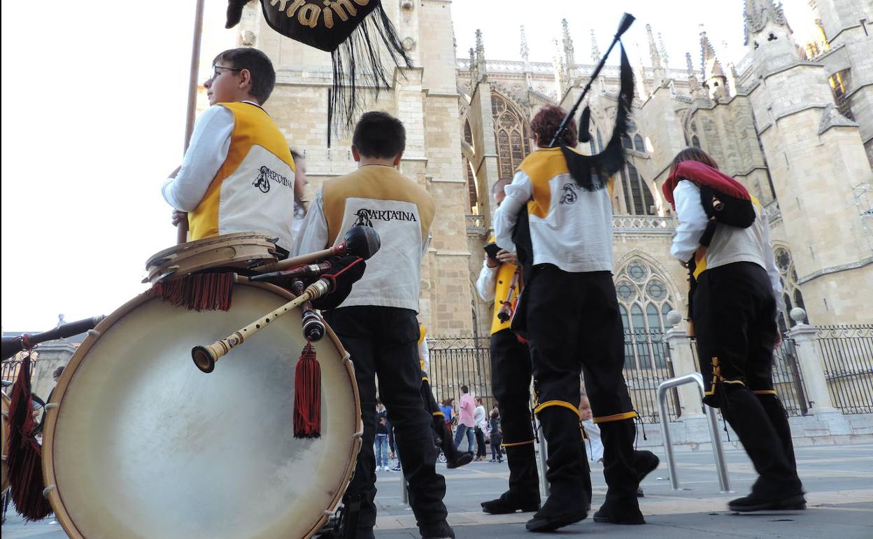 El grupo de gaiteros en la capital leonesa.