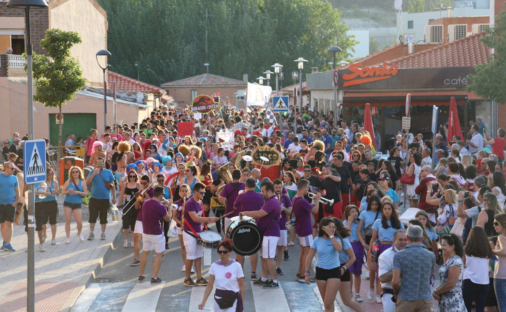 Pasacalles de las peñas durante las fiestas de La Cistérniga.