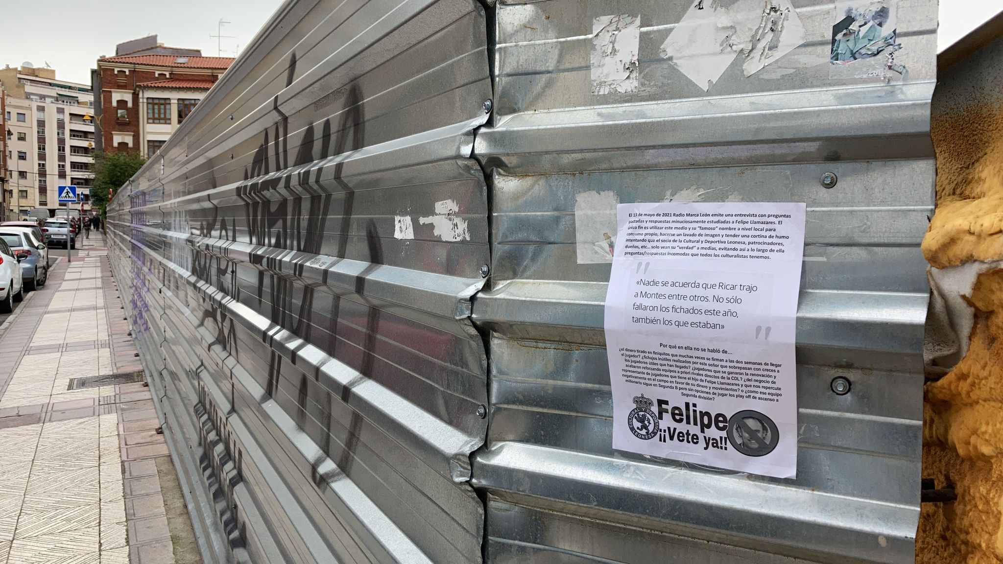 La ciudad de León ha amanecido con carteles contra la gestión del director general de la Cultural, Felipe Llamazares.