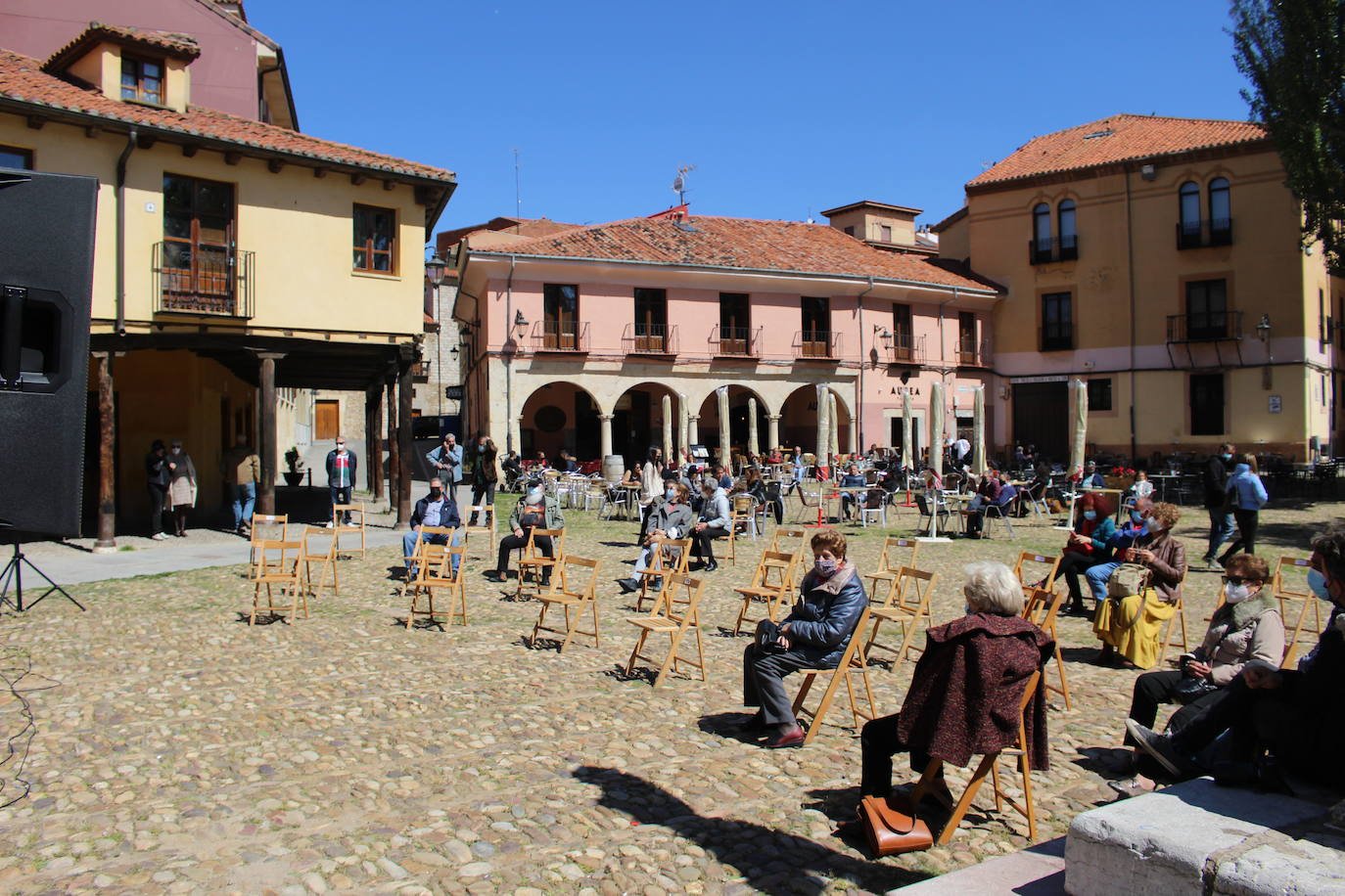 El autor Pedro Gómez García relata en su primera obra «800 años de historia» de la emblemática plaza leonesa.