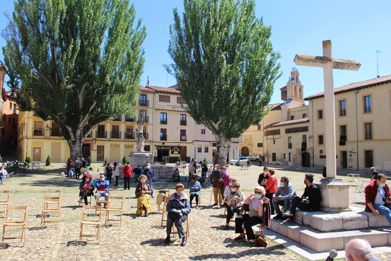 El autor Pedro Gómez García relata en su primera obra «800 años de historia» de la emblemática plaza leonesa.