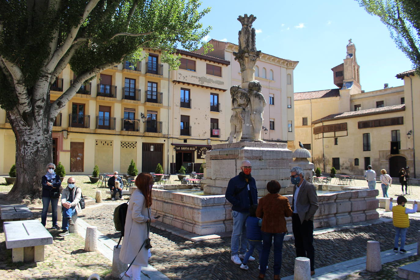 El autor Pedro Gómez García relata en su primera obra «800 años de historia» de la emblemática plaza leonesa.