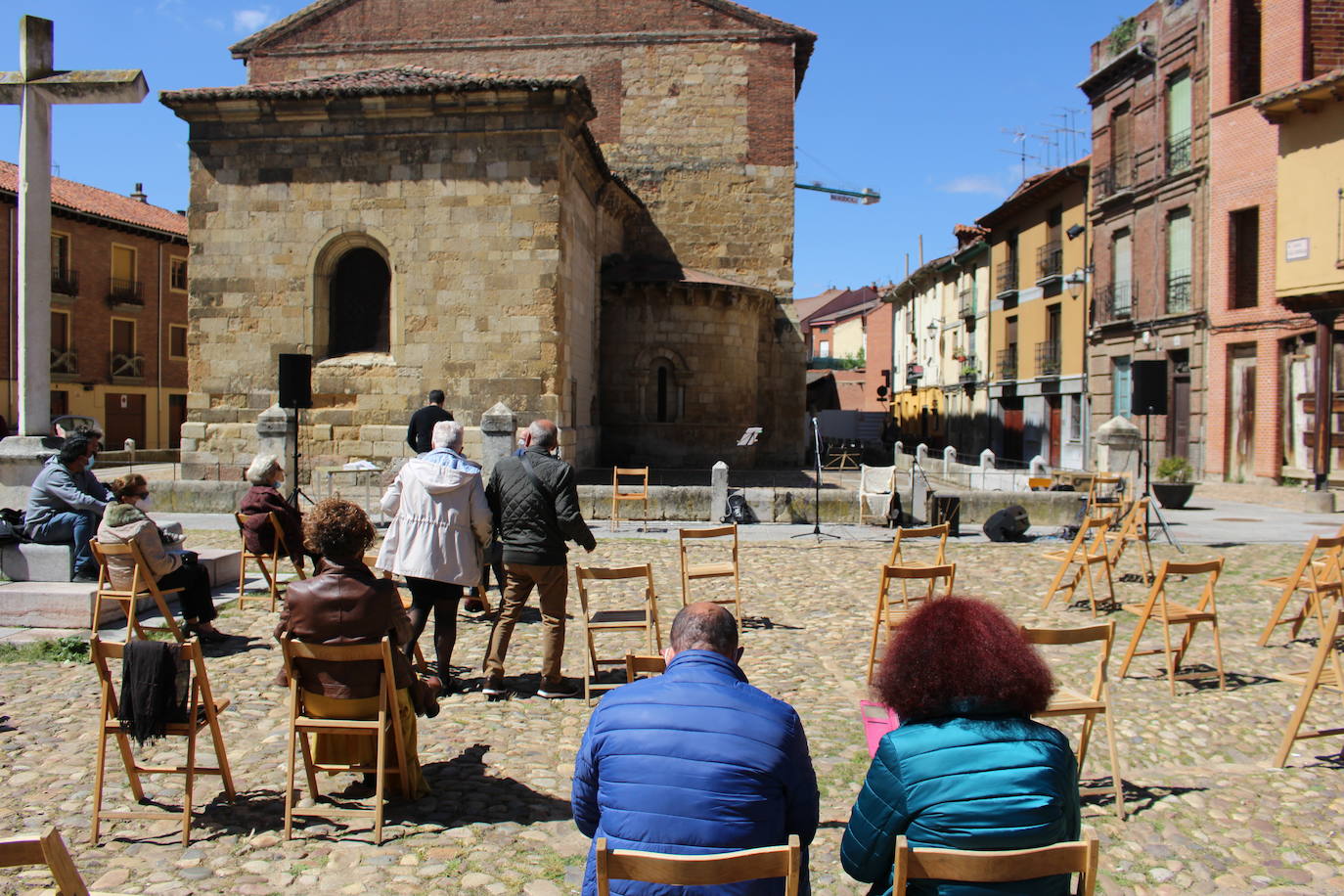 El autor Pedro Gómez García relata en su primera obra «800 años de historia» de la emblemática plaza leonesa.