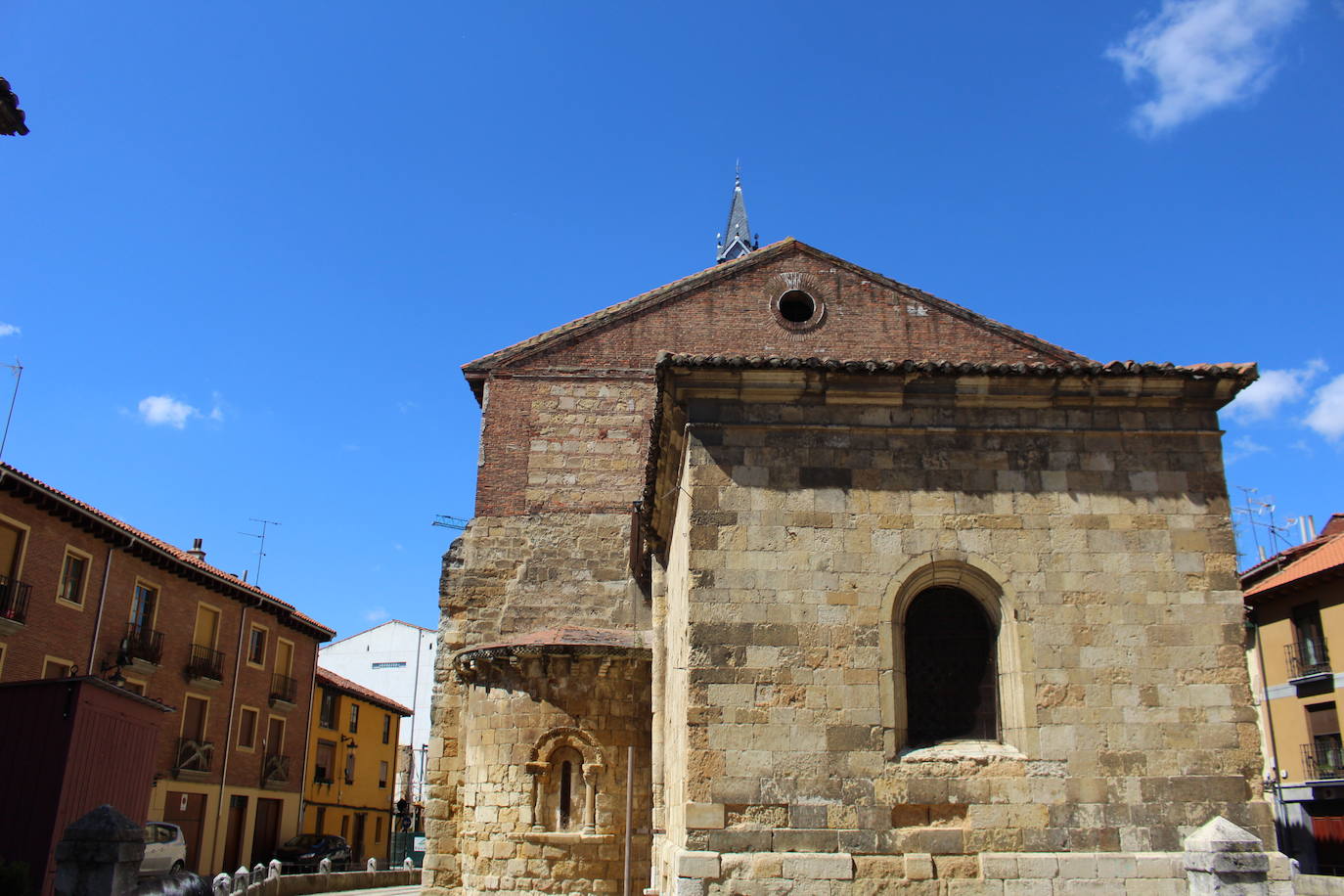 El autor Pedro Gómez García relata en su primera obra «800 años de historia» de la emblemática plaza leonesa.