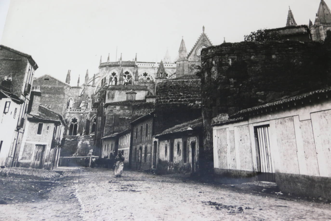 Otra imagen de la avenida de los Cubos, cerca del acceso a la zona de la Regla.