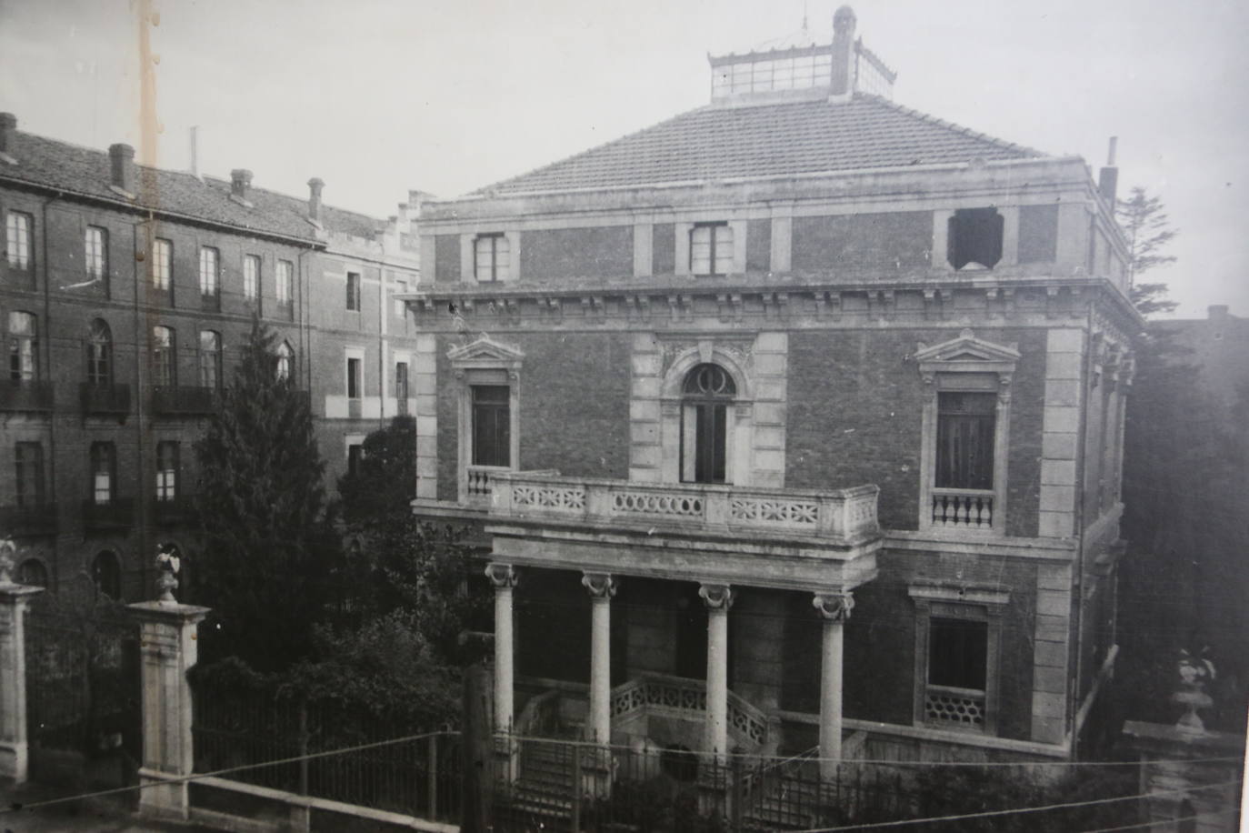 Fachada principal del chalé en la ciudad de León.