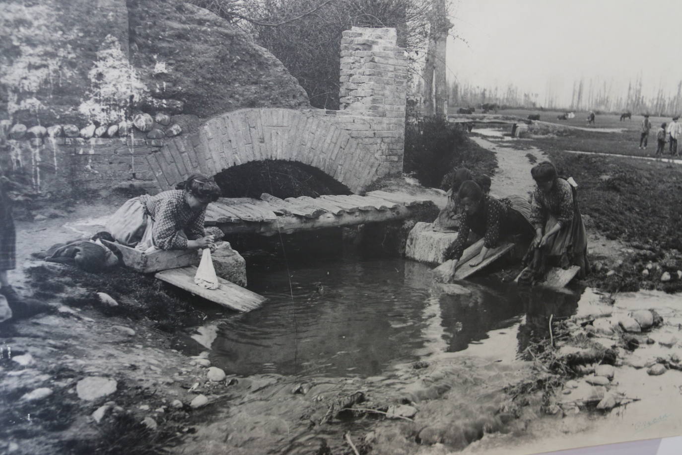 Mujeres lavanderas en los Canales de la Presa.