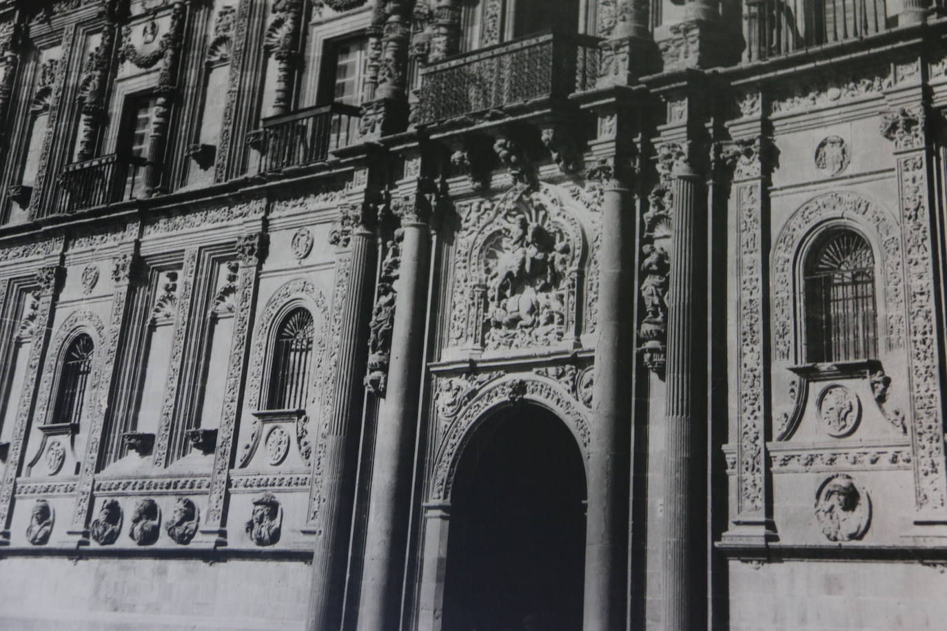 Fachada y puerta de acceso principal del Parador de San Marcos.