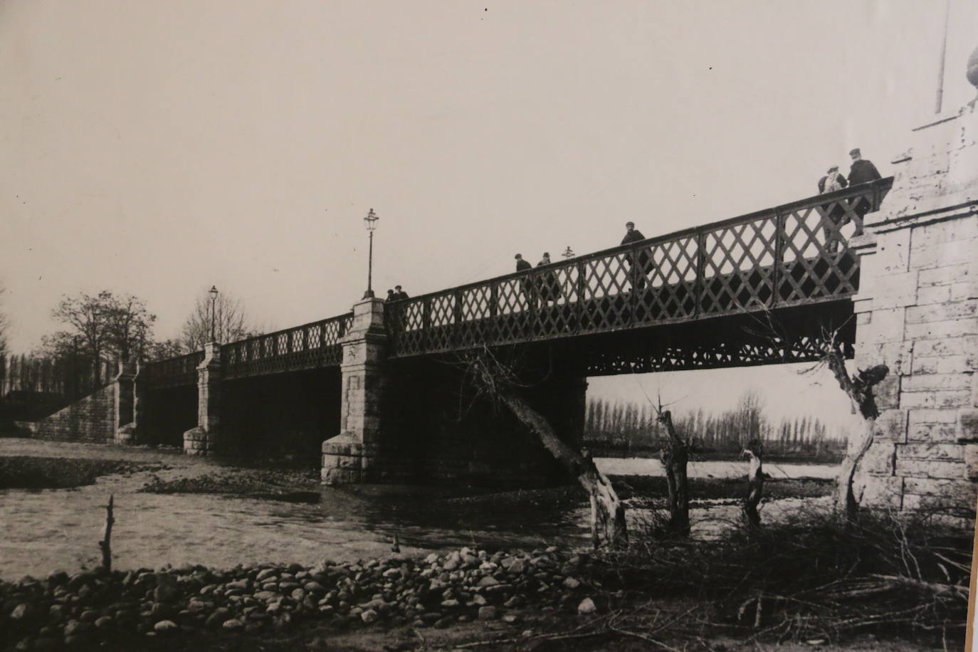 Puente sobre el río Bernesga conocido como el del 'Ferrocarril'.