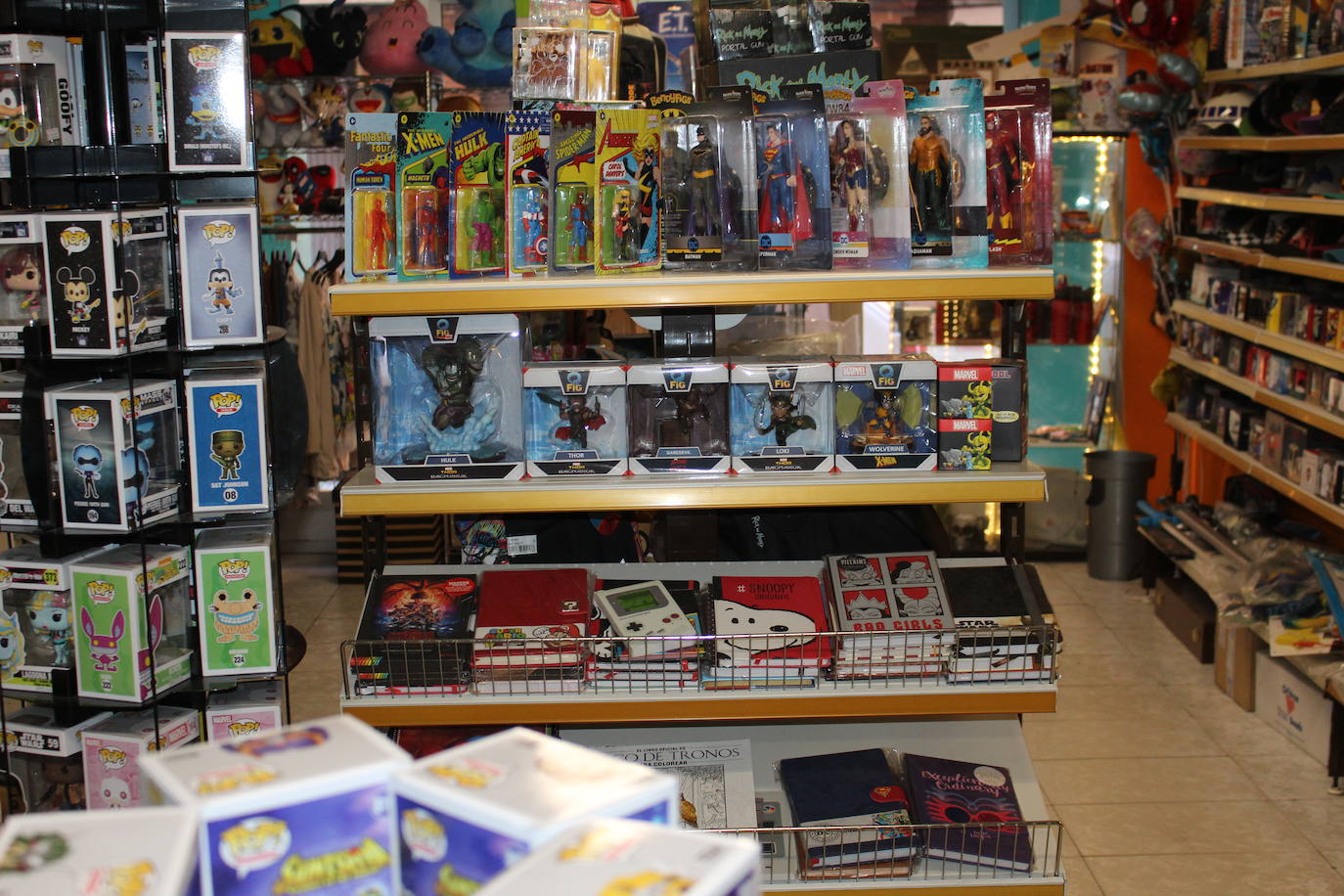 Rodrigo Vidal Sierra celebra el Día del Orgullo Friki al frente desde hace tres años de una de las tiendas de esta índole en León.