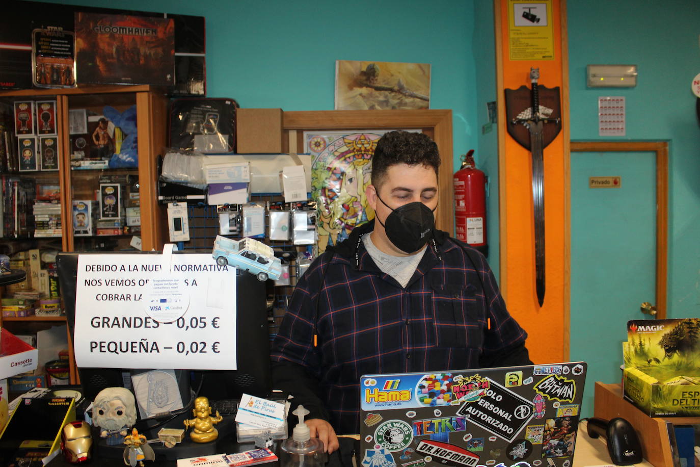 Rodrigo Vidal Sierra celebra el Día del Orgullo Friki al frente desde hace tres años de una de las tiendas de esta índole en León.