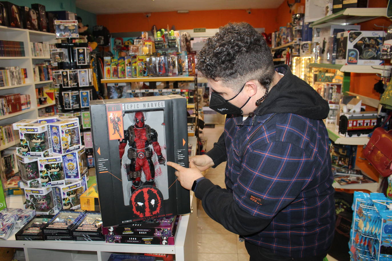 Rodrigo Vidal Sierra celebra el Día del Orgullo Friki al frente desde hace tres años de una de las tiendas de esta índole en León.