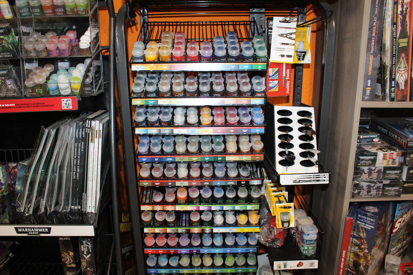 Rodrigo Vidal Sierra celebra el Día del Orgullo Friki al frente desde hace tres años de una de las tiendas de esta índole en León.