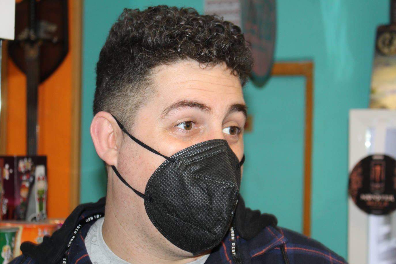 Rodrigo Vidal Sierra celebra el Día del Orgullo Friki al frente desde hace tres años de una de las tiendas de esta índole en León.