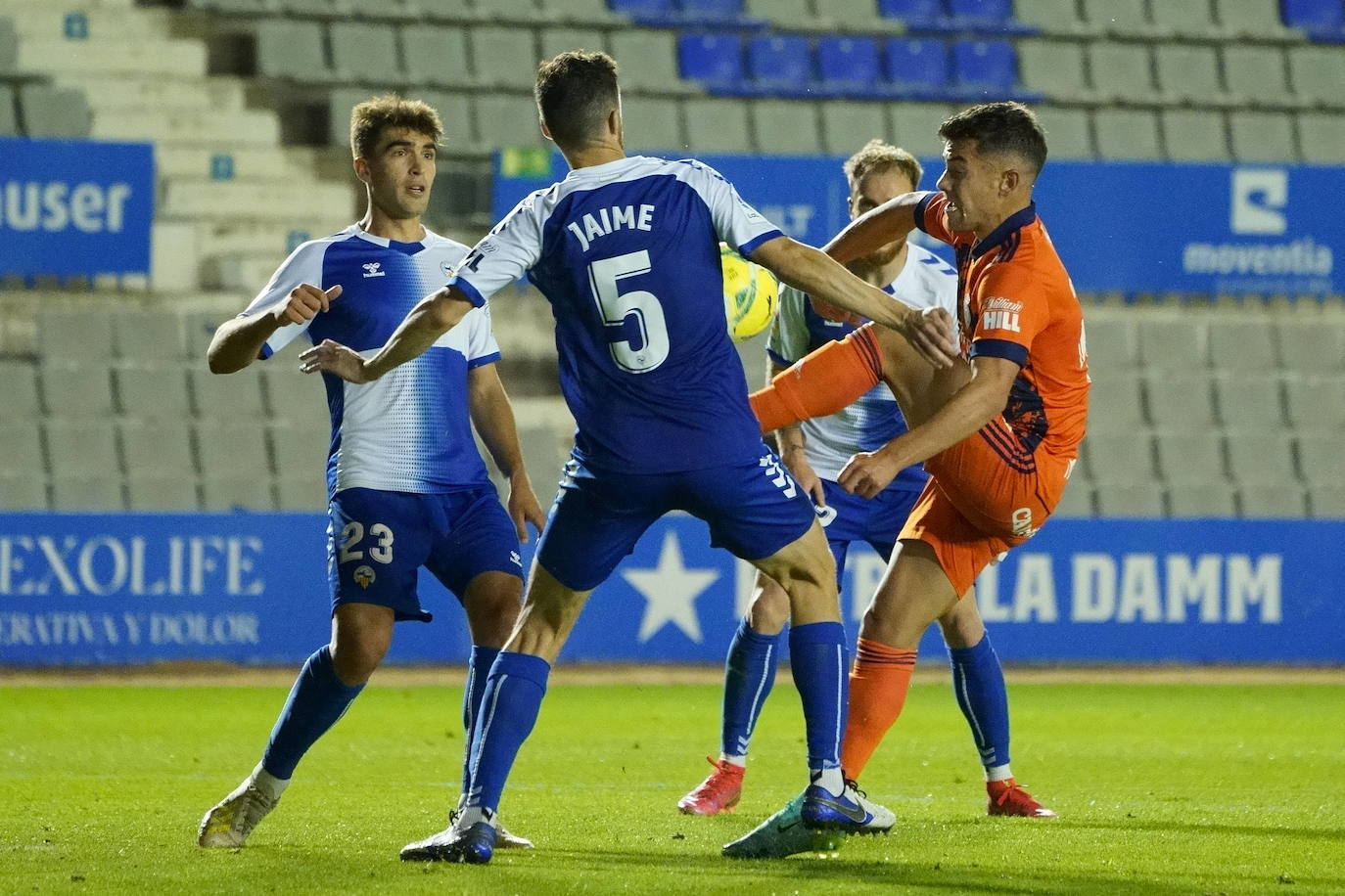 La SD Ponferradina visita la Nova Creu Alta para medirse al CE Sabadell en el último partido a domicilio del curso.