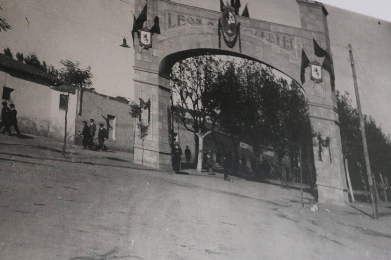 Arco del triunfo erigido de forma exclusiva para la llegada de los reyes Alfonso XIII y Victoria Eugenia Battenberg