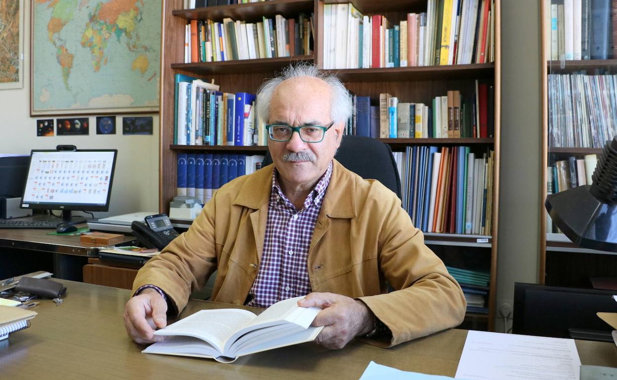 El catedrático Antonio T. Reguera, autor de la obra.