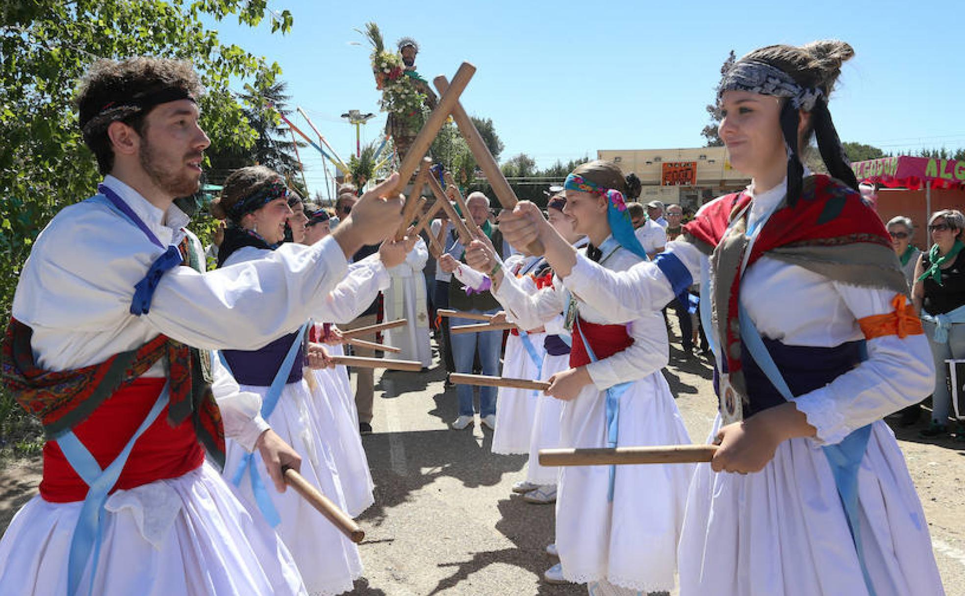 Los danzantes bailan el paloteo en San Isidro.