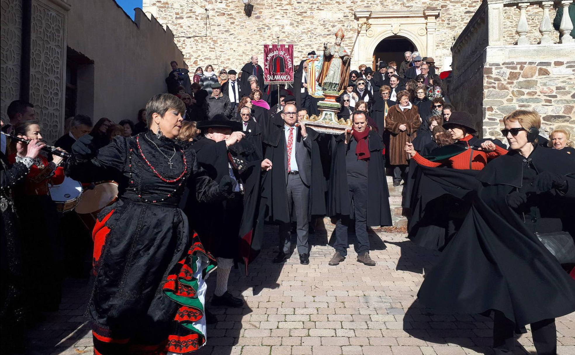 Los capistas bailan ante San Blas durante la procesión en Migueláñez.